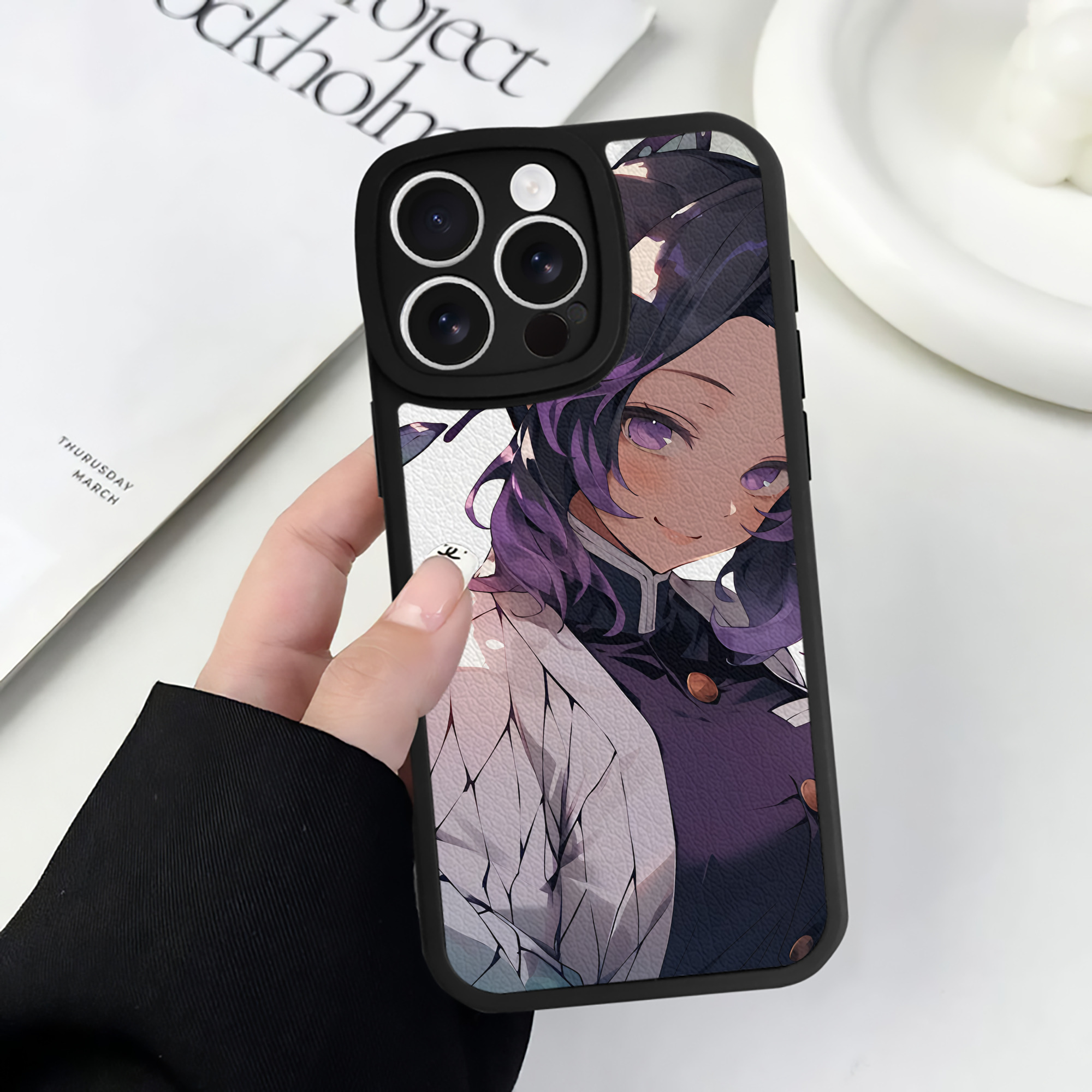 （画像用） 鬼滅の刃（きめつのやいば）蟲柱-胡蝶 しのぶ／こちょう しのぶ Kochou Shinobu 【iPhone 16シリーズ対応】シリコンスマホケース（レザー調） 材質：シリコン
